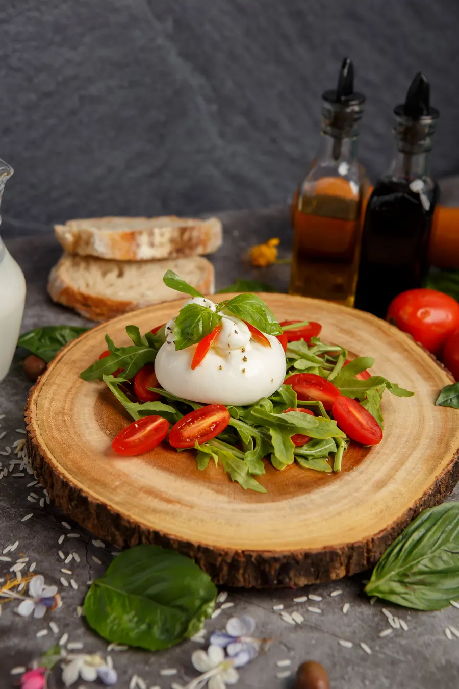 Burrata fresca con prosciutto crudo, pomodorini e rucola