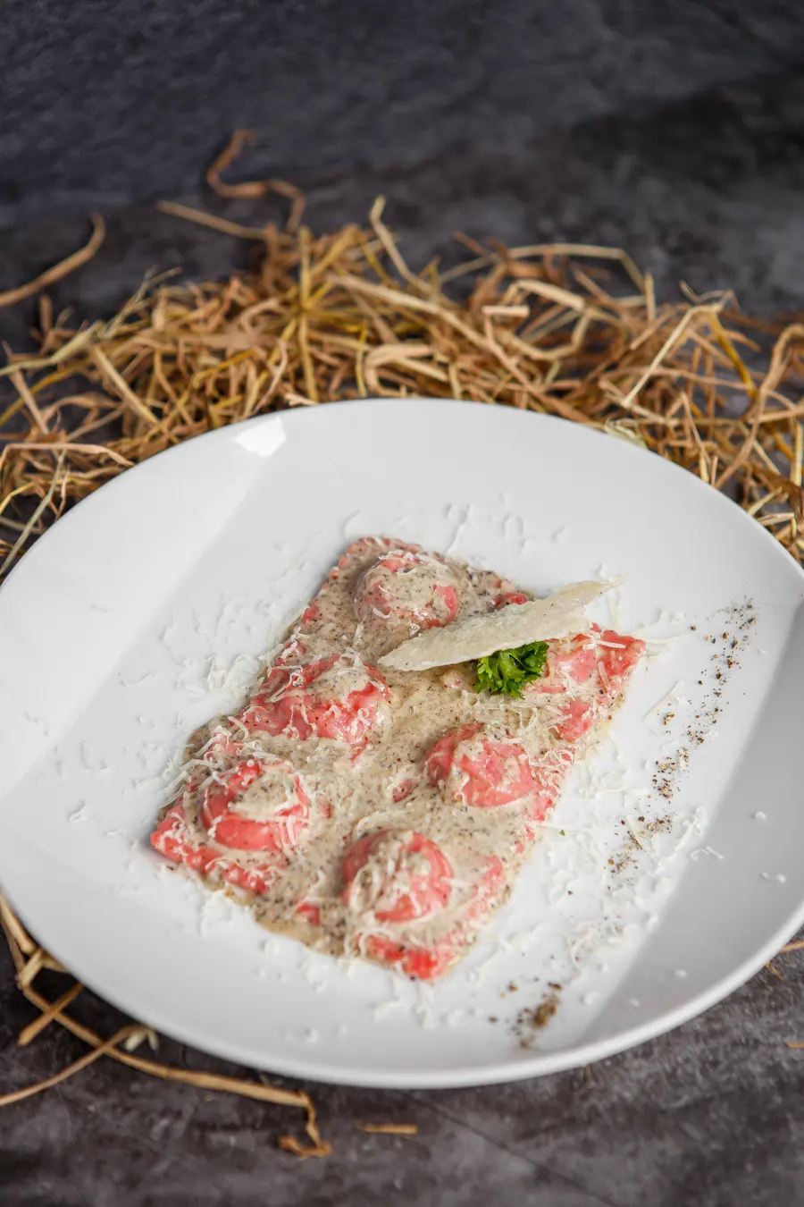 Ravioli con brasato di carne con crema di tartufo