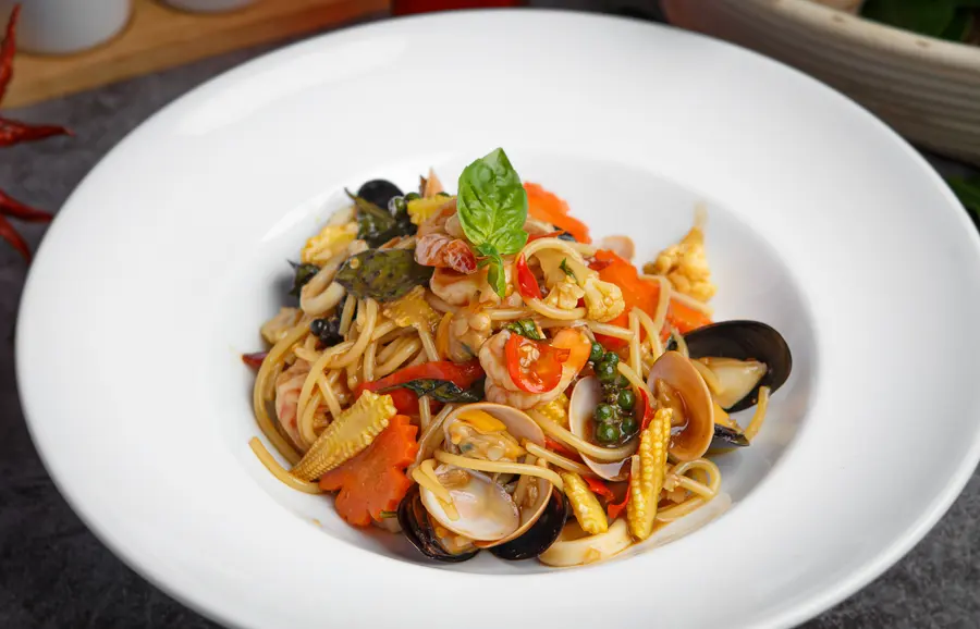 Spaghetti con salsa Thai e frutti di mare